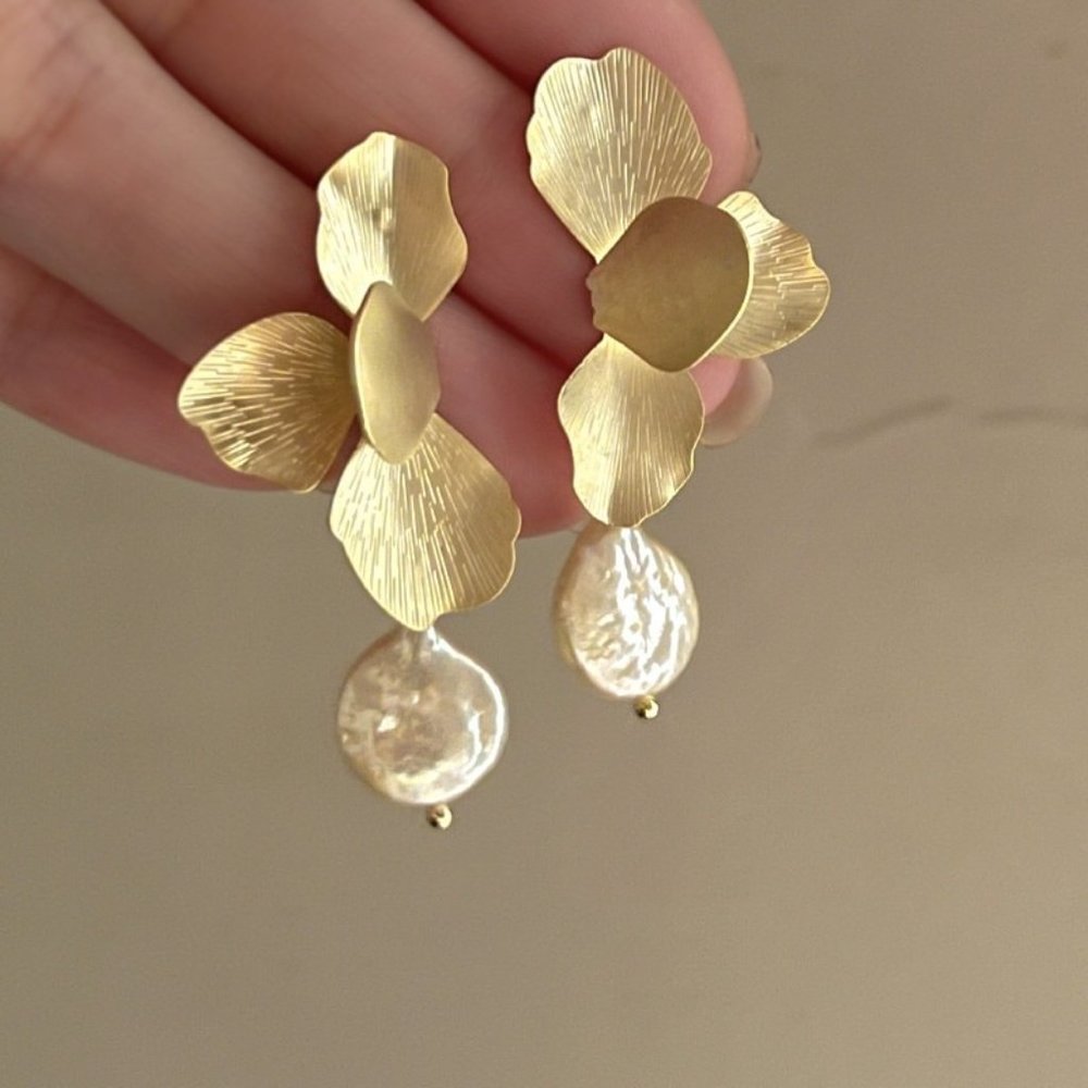 Irregular Retro Metal Petal Pearl Pendant Earrings - Picture 4 of 6